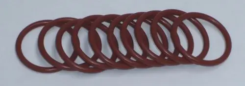 O-Ringe in rötlicher Farbe, gestapelt in einer Linie. Diese Teile können für Anwendungen wie Klimaanlagen von Daikin verwendet werden.